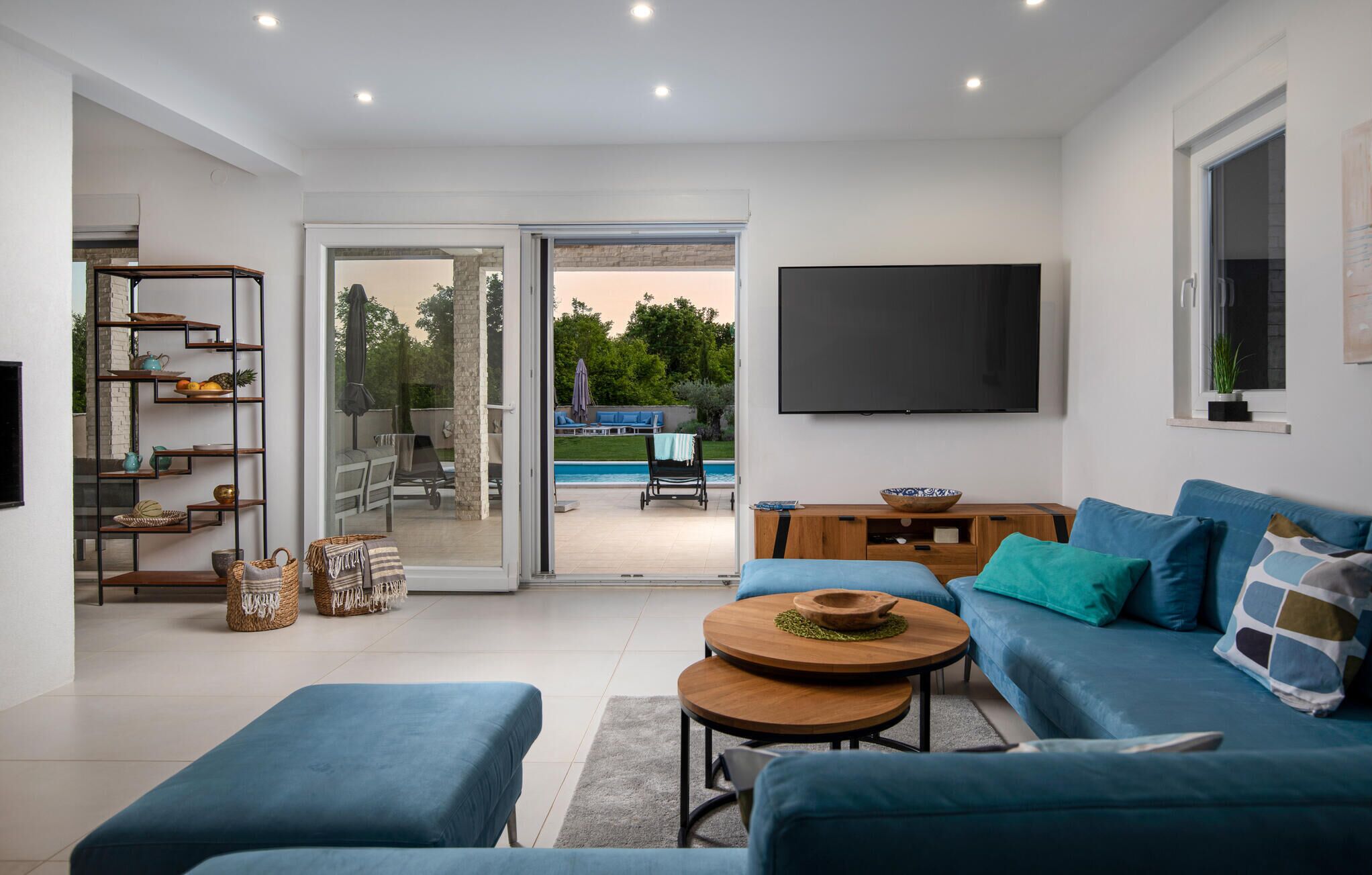 TV, fireplace, ping pong