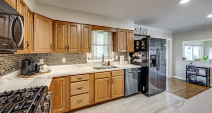 Quiet Comfort: 5 BR & 2.5 BA, 6 TVs, Pet Friendly