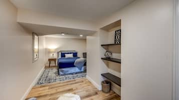 5 slaapkamers, een bureau, een strijkplank/strijkijzer, reisbedje