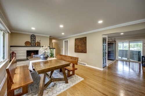Quiet Comfort: 5 BR & 2.5 BA, 6 TVs, Pet Friendly