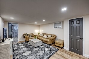 Smart TV - Quiet Comfort: 5 BR & 2.5 BA, 6 TVs, Pet Friendly (Radcliff)