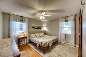 5 bedrooms, desk, iron/ironing board, travel crib - Quiet Comfort: 5 BR & 2.5 BA, 6 TVs, Pet Friendly (Radcliff)