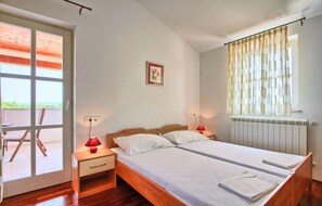 3 dormitorios, tabla de planchar con plancha, cuna de viaje