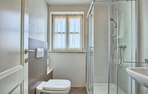 Shower, hair dryer - Awesome home in Marcana (Marcana)
