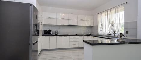 Kjøleskap, ovn, oppvaskmaskin og kaffetrakter/tekoker