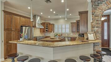 Kjøleskap, mikrobølgeovn, ovn og kokeplater