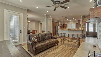 Smart TV, chimenea y videojuegos