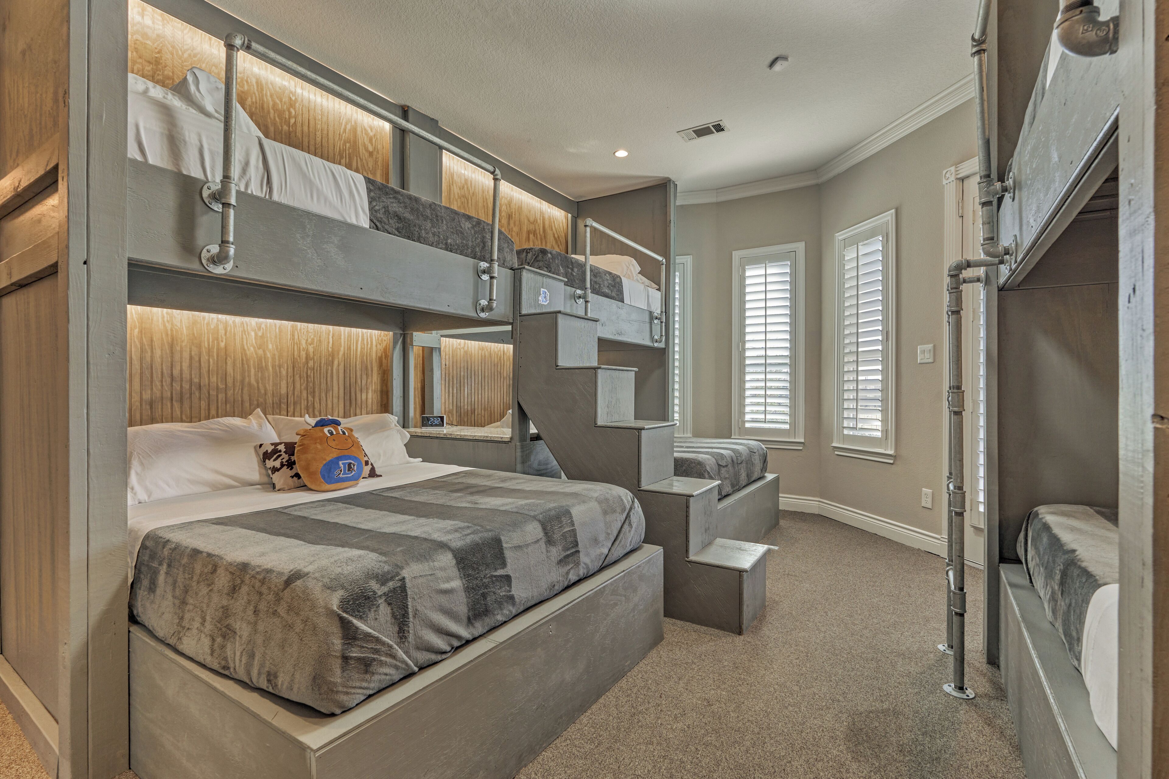7 bedrooms, iron/ironing board, WiFi, bed sheets