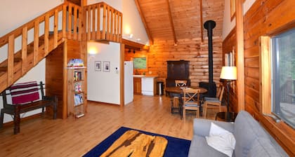 PERFECT ESCAPE For Total Privacy, Rustic Modern Cabin, 15 Pvt. Ac, WiFi, Heat/AC