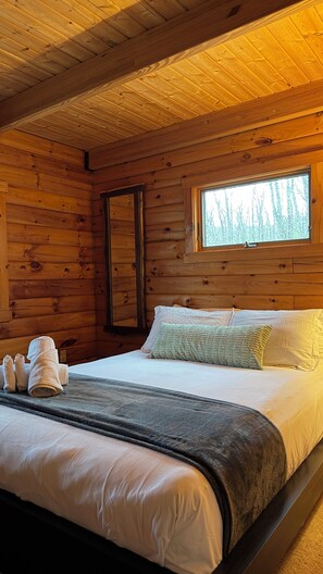 2 bedrooms, desk, free WiFi, bed sheets