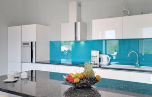 Kylskåp, ugn, diskmaskin och kaffe- och tebryggare