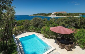 Et oppvarmet basseng