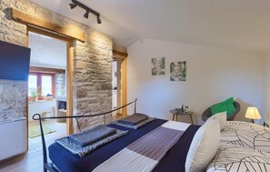 3 bedrooms, iron/ironing board, travel cot, free WiFi