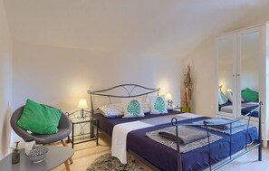 3 quartos, ferros/tábuas de passar roupa, berço de viagem