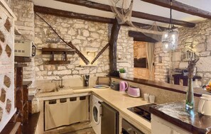 Réfrigérateur, four, lave-vaisselle, cafetière/bouilloire