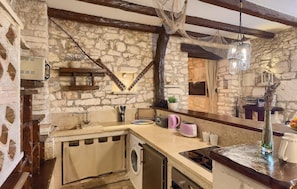 Réfrigérateur, four, lave-vaisselle, cafetière/bouilloire