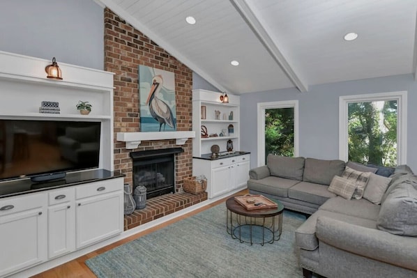 Smart TV, fireplace