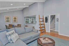 Smart TV, chimenea, futbolito