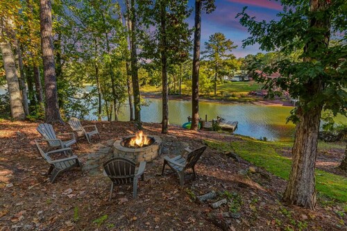 Hilton Lake Getaway w/ Hot Tub & Two Fire Pits