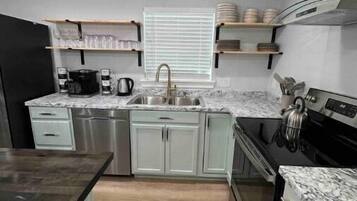 Jääkaappi, mikroaaltouuni, uuni, liesi