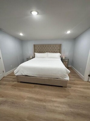 3 soveværelser, pengeskab på værelset, skrivebord, strygejern/strygebræt