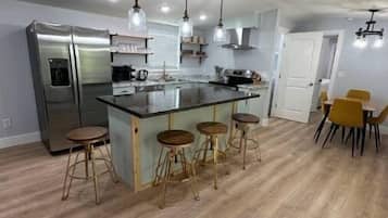 Jääkaappi, mikroaaltouuni, uuni, liesi