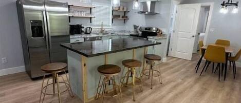 Jääkaappi, mikroaaltouuni, uuni, liesi