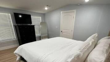 3 quartos, cofres nos quartos, escrivaninha