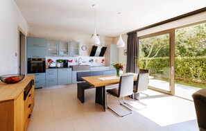 Fridge, oven, dishwasher, coffee/tea maker