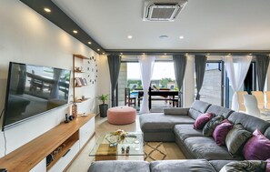 Una televisión, un reproductor de DVD, un reproductor estéreo