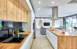 Refrigerador, microondas, horno y lavavajillas 