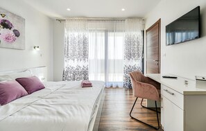 4 bedrooms, iron/ironing board, free WiFi, bed sheets - Amazing home in Sveti Filip i Jakov (Sveti Filip i Jakov)