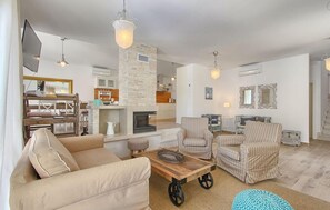 Televisión y chimenea 