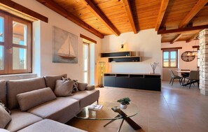 TV, bordtennis og stereoanlegg