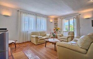 TV, fireplace - Gorgeous home in Pula (Pula)