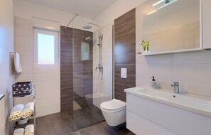 Shower, hair dryer - Lovely home in Liznjan (Liznjan)