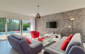TV - Lovely home in Liznjan (Liznjan)