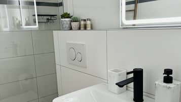 Haartrockner, Handtücher, Seife, Toilettenpapier