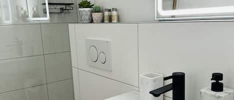 Haartrockner, Handtücher, Seife, Toilettenpapier