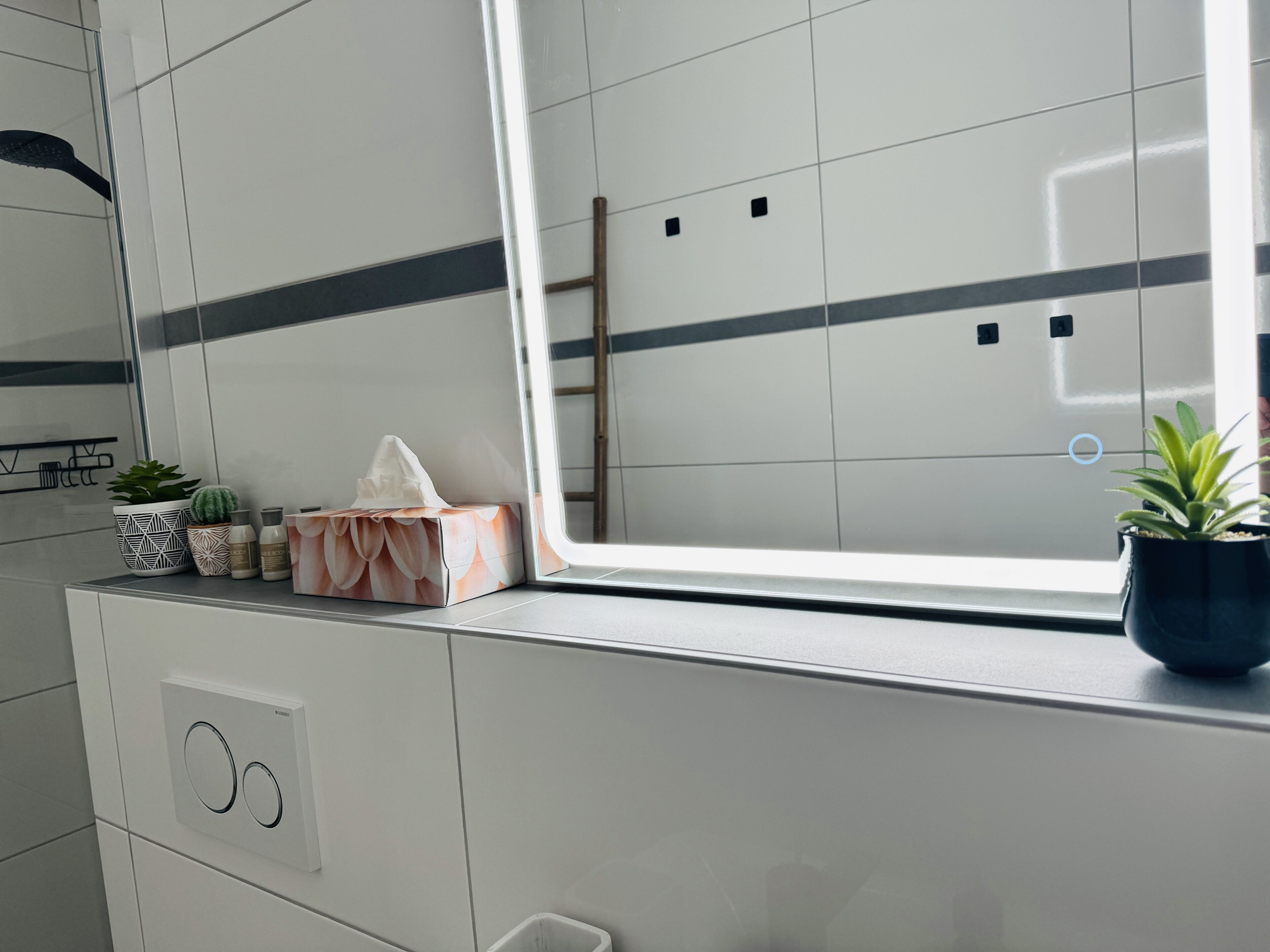 Haartrockner, Handtücher, Seife, Toilettenpapier