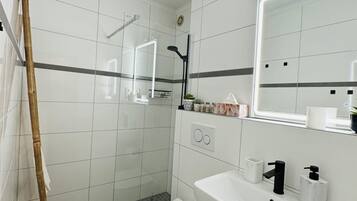 Haartrockner, Handtücher, Seife, Toilettenpapier