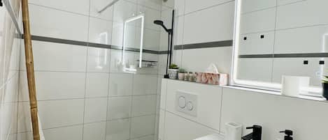 Haartrockner, HandtĂŒcher, Seife, Toilettenpapier