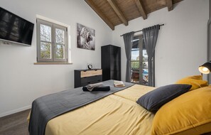 3 dormitoris, planxa i posts de planxar i un bressol de viatge 