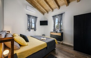 3 bedrooms, iron/ironing board, travel cot, free WiFi