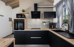 Réfrigérateur, four, lave-vaisselle, cafetière/bouilloire