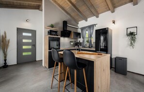 Réfrigérateur, four, lave-vaisselle, cafetière/bouilloire