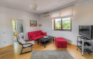 Fernseher, DVD-Player, Tischtennisplatte, Stereoanlage