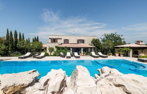 Wunderschönes Haus in Murter mit privatem Swimmingpool, der sowohl drinnen als.