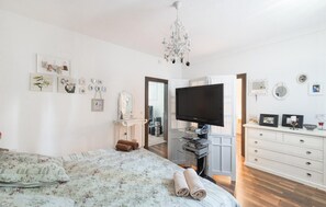 7 bedrooms, travel cot, free WiFi, bed sheets