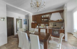 Kühlschrank, Ofen, Geschirrspüler, Wasserkocher mit Kaffee-/Teezubeh�ör